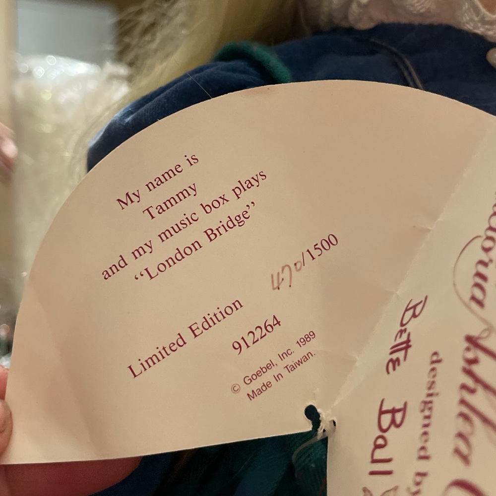 Vintage music doll 1989 Victoria Ashlea Originals designed by Bette Ball - Picture 10 of 15